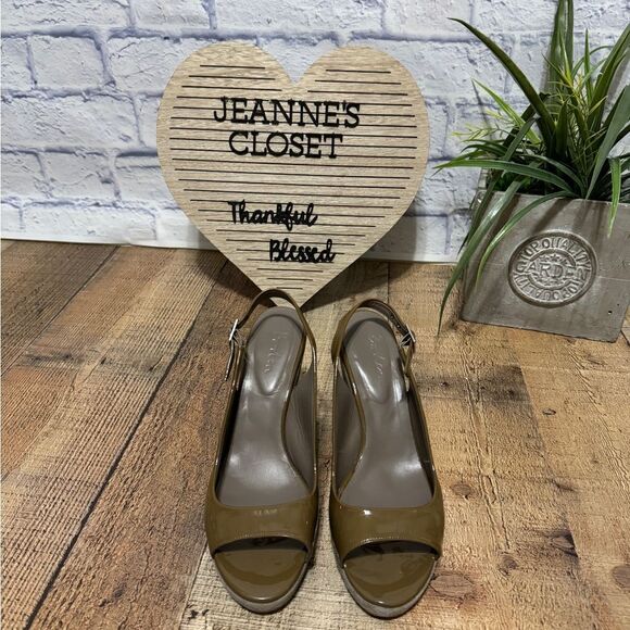 Boden Patent Leather/Suede Slingback Wedge Sandals
Women's Size 39 US 8 - Picture 3 of 9